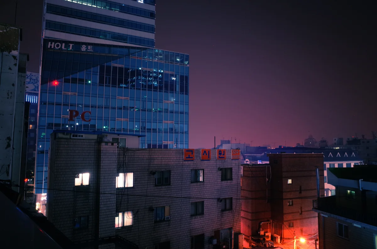 서울의 고시원 간판이 보이는 건물 야경, 2015년 자료사진