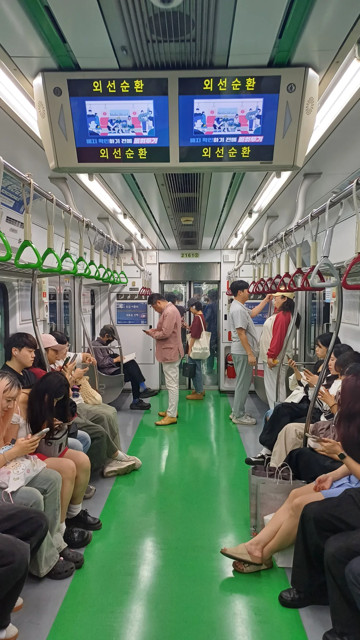 서울지하철 2호선 열차의 좌석과 통로