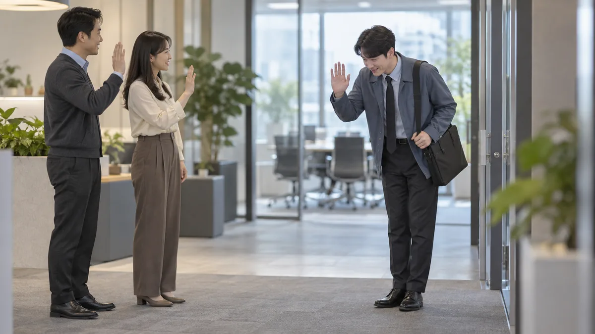 퇴사 인수인계를 마치고 동료들과 인사하는 직장인